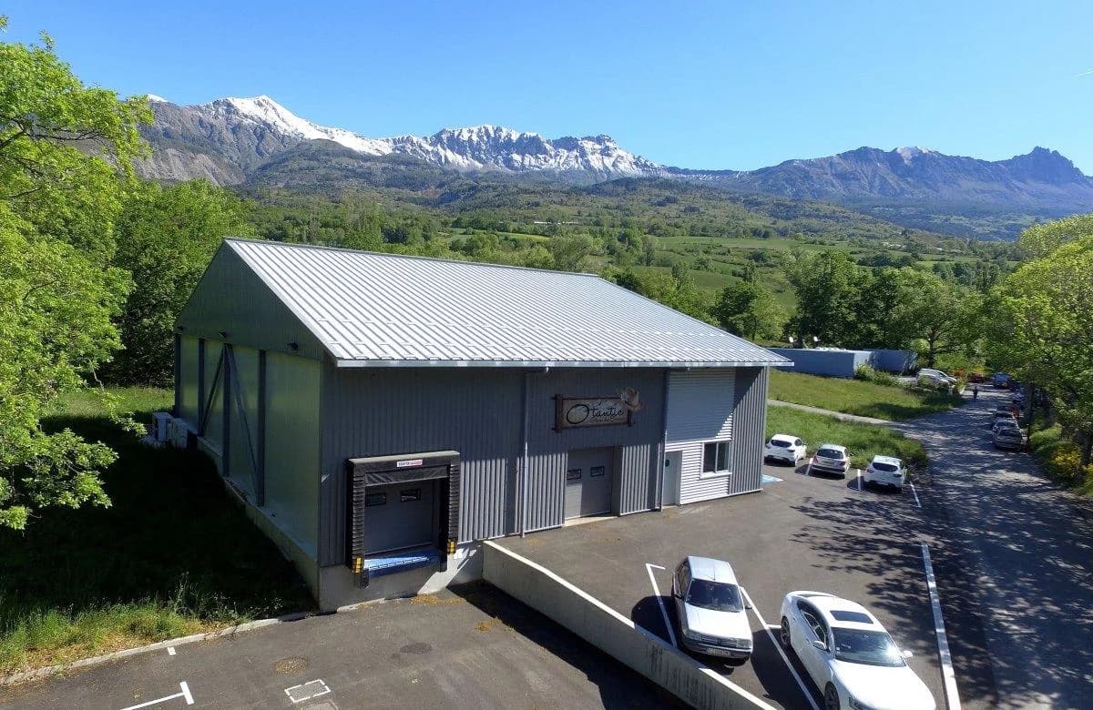Bâtiment d'activité dans un paysage de montagne.