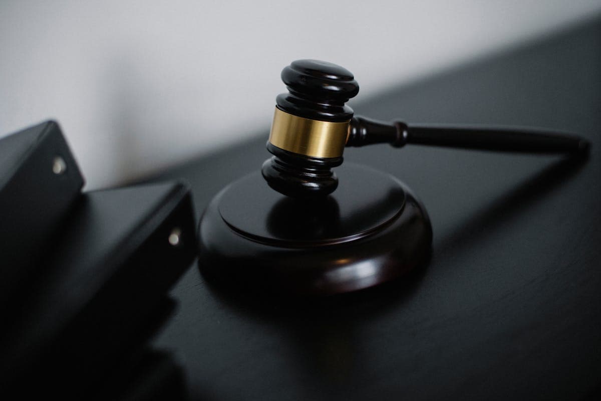 Marteau de justice du tribunal de commerce